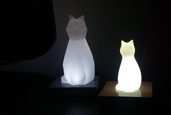 Lampe chat,  chat contemporain